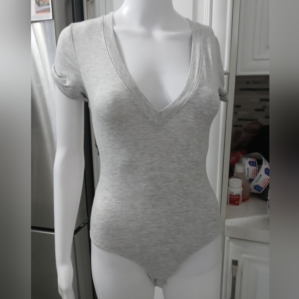 Free people "OH MY BODYSUIT" GRAY V NECK FOLD OVER SLEEVES XS.